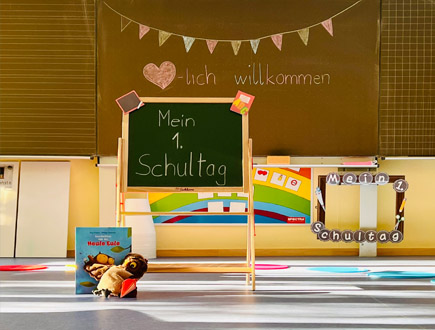 mein-1er-schultag-Ansicht Tafel mit Aufschrift im dekorierten Raum für die Erstklässler