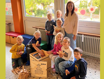 Foto von Frau Frank und SchülerInnen mit den Kapla-Steinen.