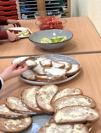 geschmierte Brote, Gurke und Paprika