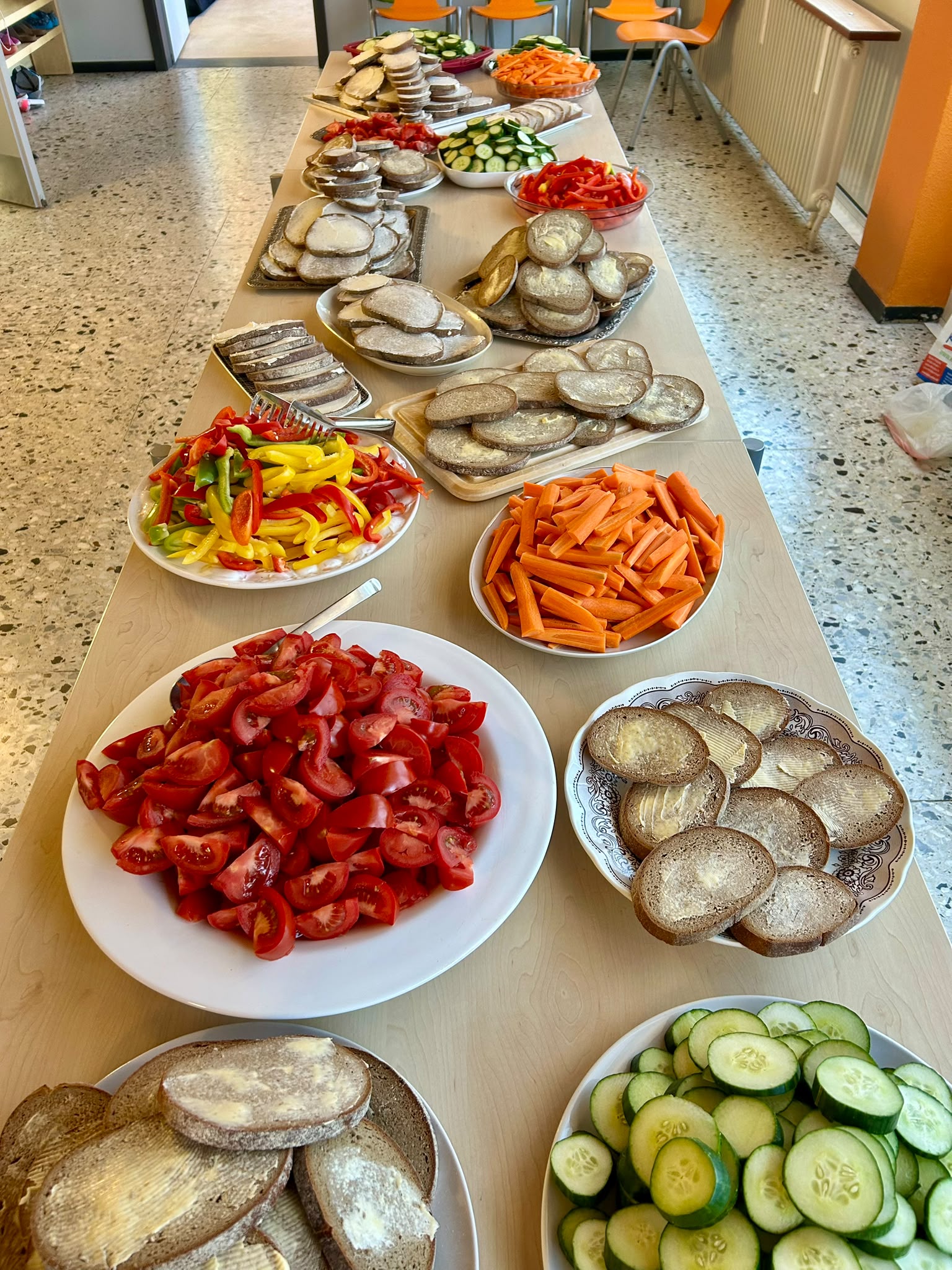 Vorbereitetes Gemüse und Brote am Buffet für unsere bunten Pausenbrote.