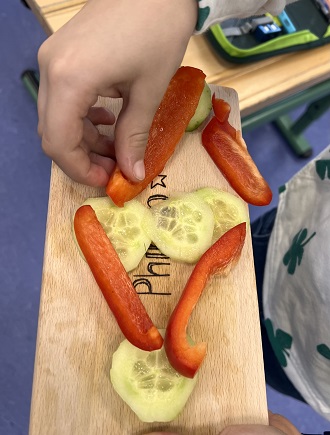 geschnittene Paprika und Gurken