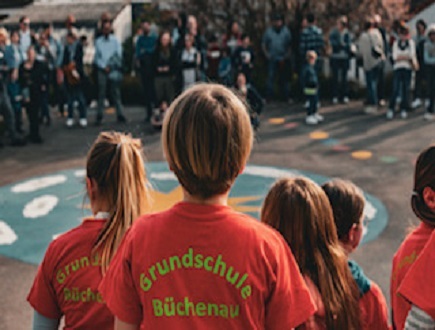 Chorkinder beim Auftritt von Hinten