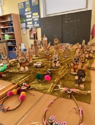 Basteleien der zweiten Klasse für Ostern aus Holz und Weide
