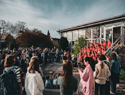 Publikum mit Chor auf dem Schulhof
