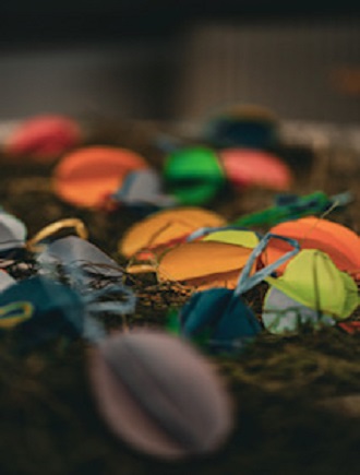 bunte gebastelte Ostereier aus Papier