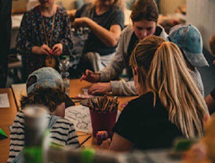 rätselnde Besucher beim Frühlingsfest am Tisch