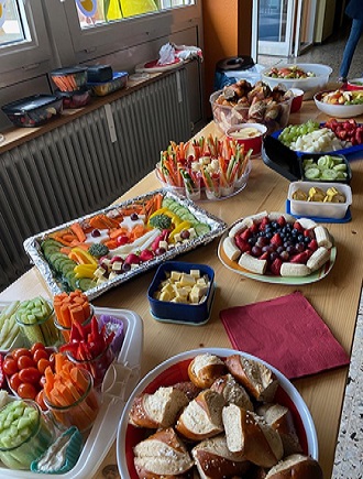 Foto Buffet Lesenacht 4 Obst- und Gemüsesticks und Laugebrötchen