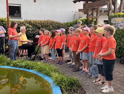 Chorkinder beim Maibaumstellen