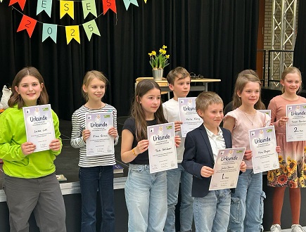 Lukas mit Urkunde