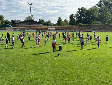 Kinder auf dem Sportplatz