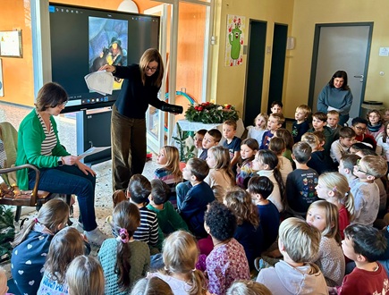 Katrin zeigt Bilder zum Buch