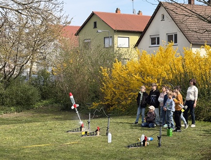 Kinder beim Raketenstart