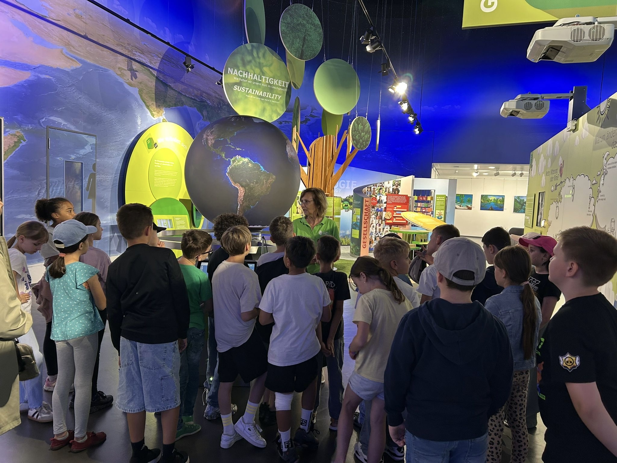 Besuch der 2. und 3. Klasse in der Klimaarena Sinsheim.