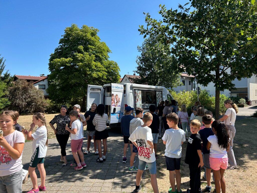 Kinder am Eiswagen